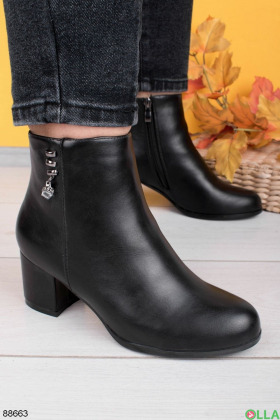 Женские черные ботинки на каблуке