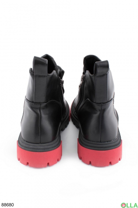 Жіночі чорні черевики на низьких підборах