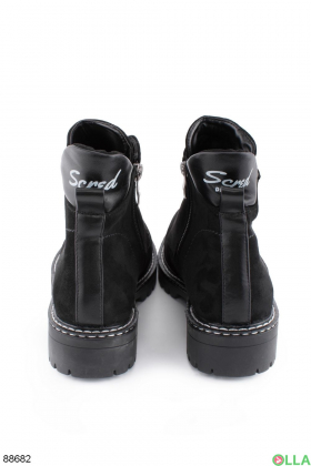 Жіночі чорні черевики на низьких підборах