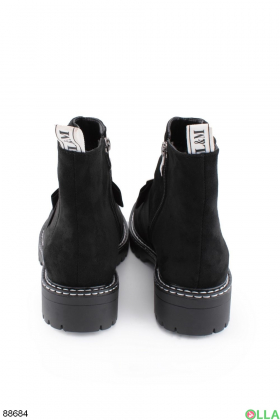 Жіночі чорні черевики з пряжкою