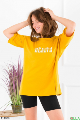 Женская темно-желтая футболка оверсайз с надписью