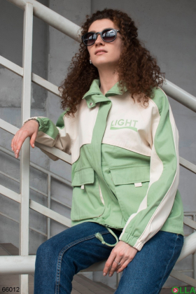 Женская бело-зеленая куртка на молнии