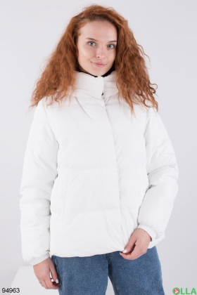 Женская белая куртка с капюшоном