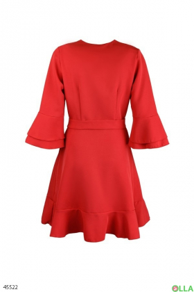 Женское платье красного цвета