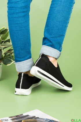Men's black slip-on sneakers