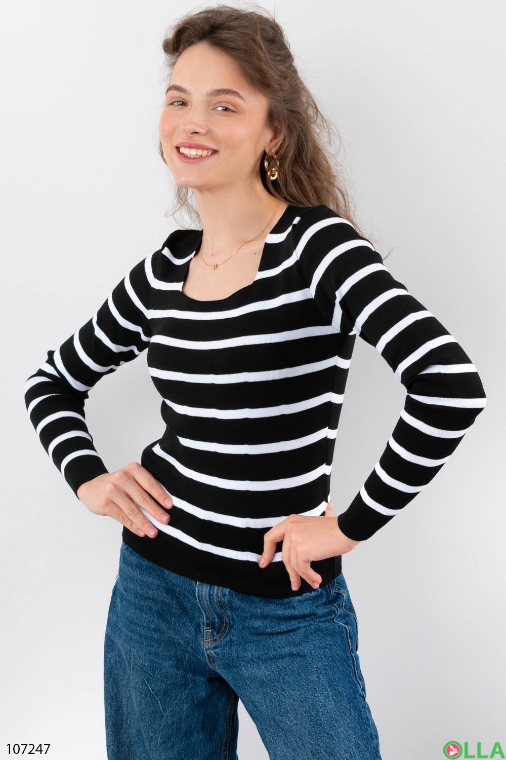 Жіночий чорний светр у смужку