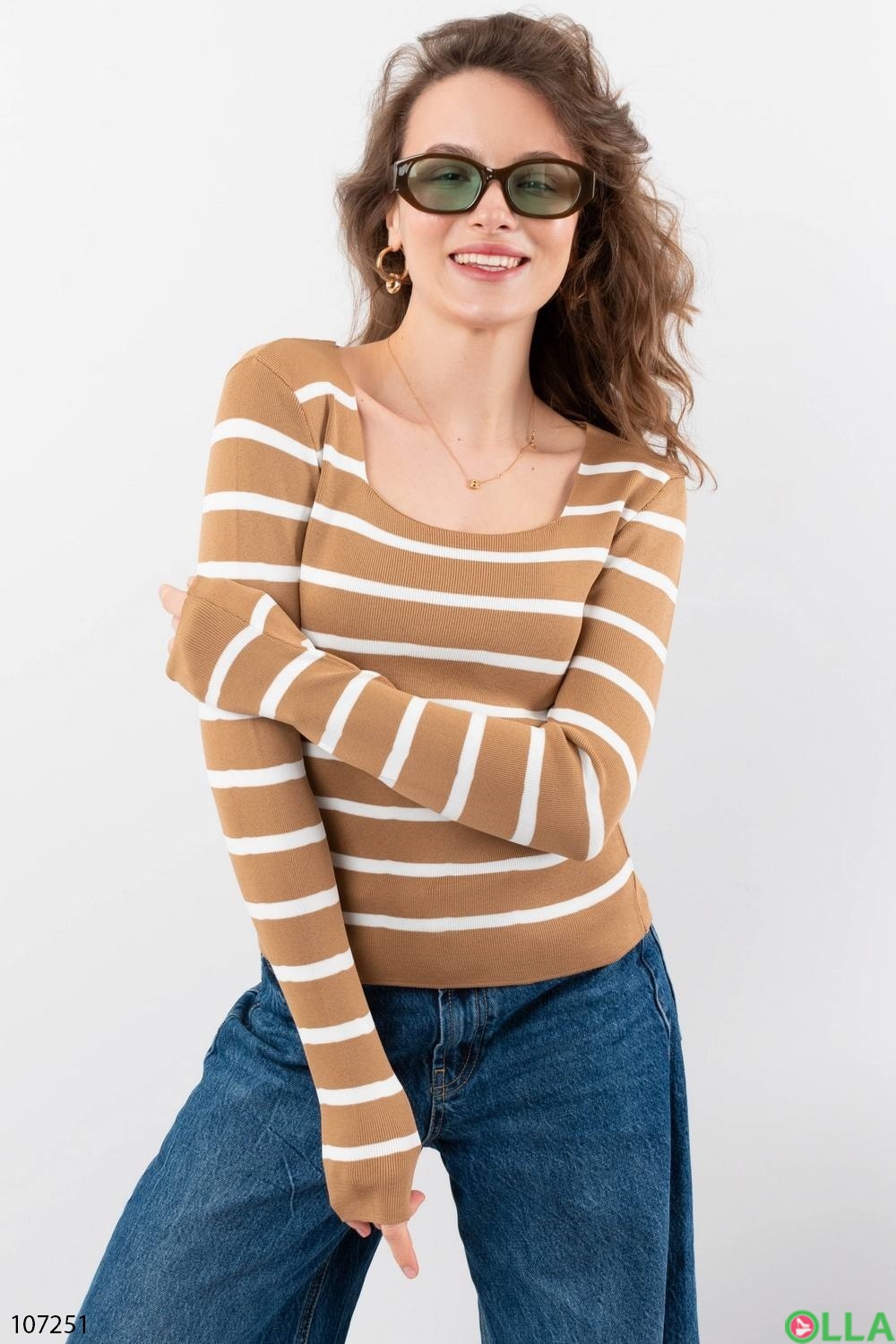 Женский бежевый свитер в полоску