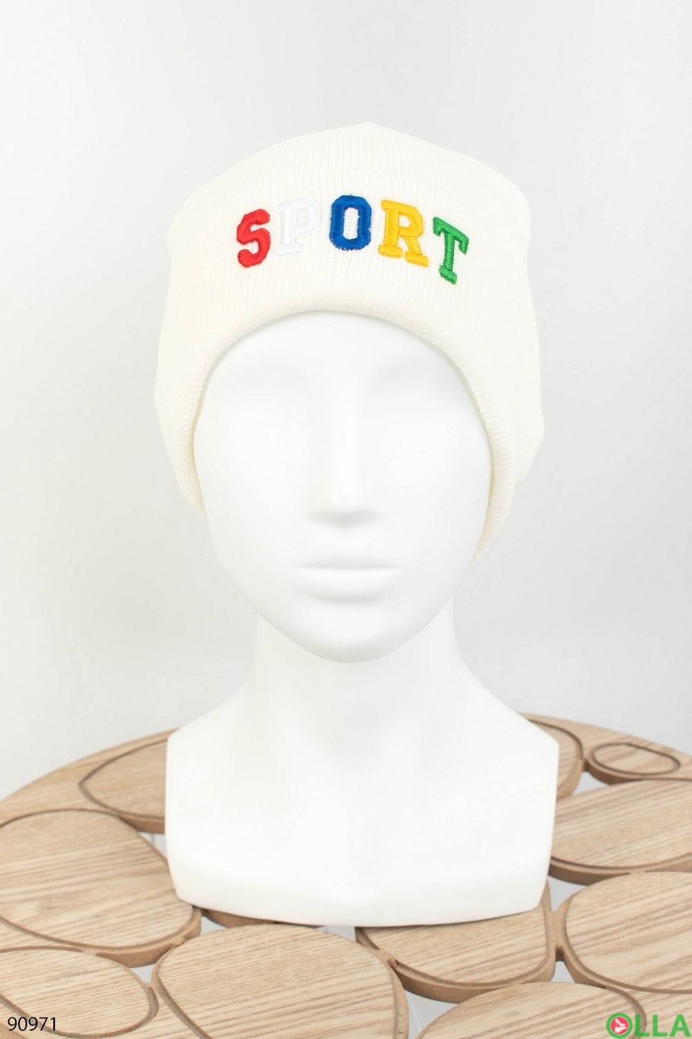 Женская белая шапка с надписью