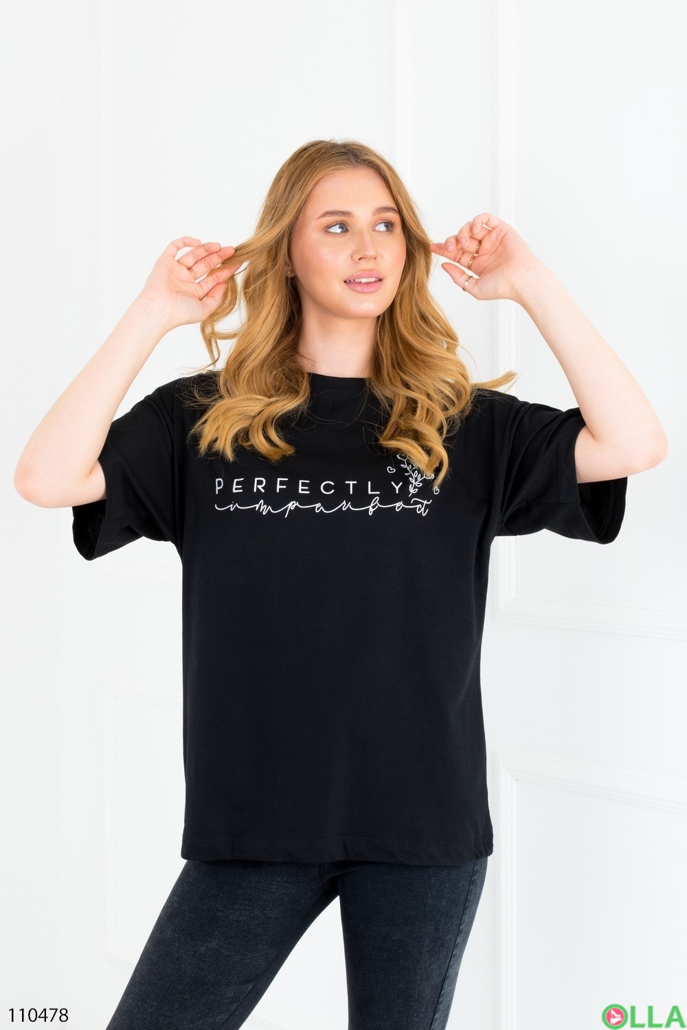 Женская черная футболка с надписями
