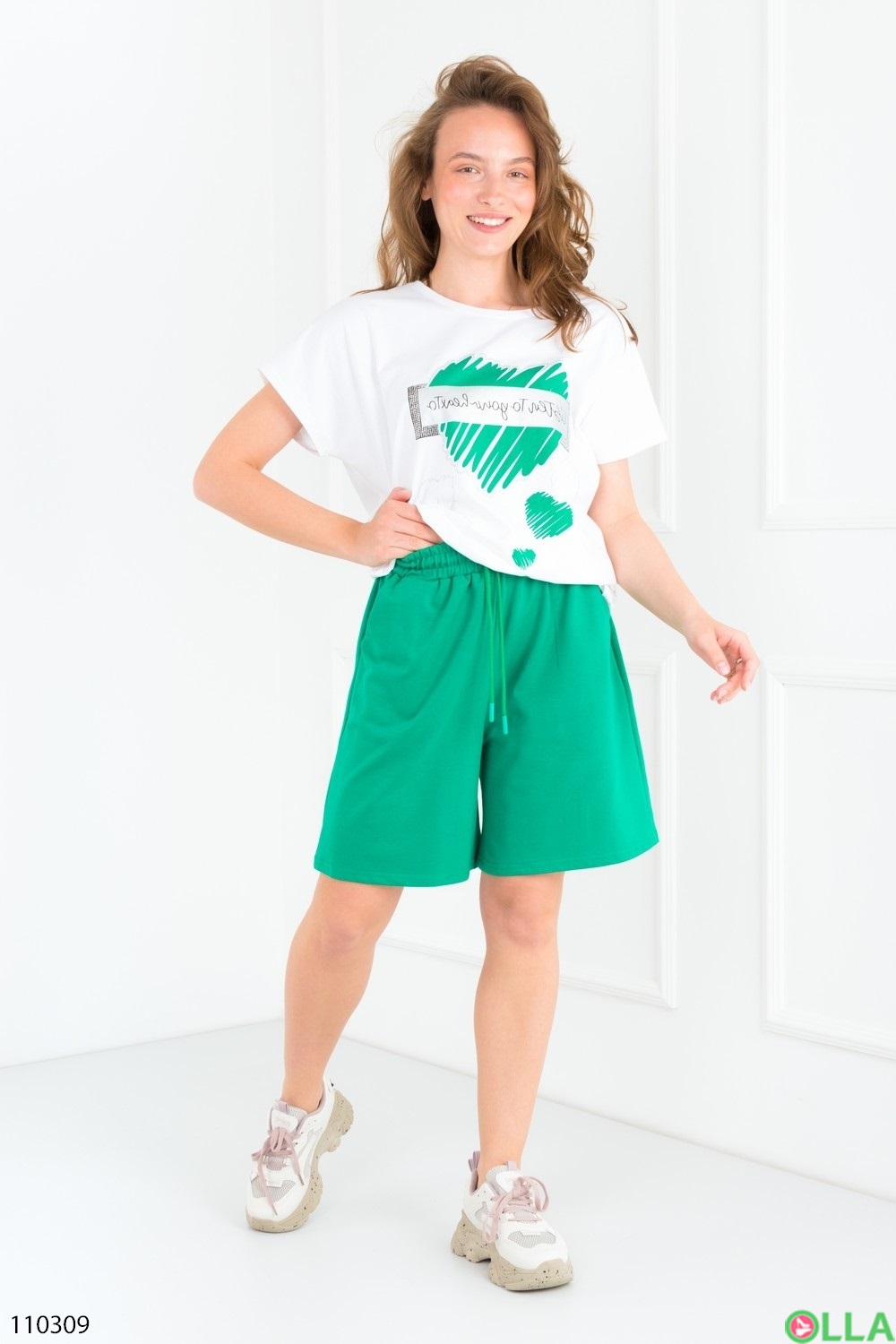 Женский бело-зеленый комплект из футболки и шорт