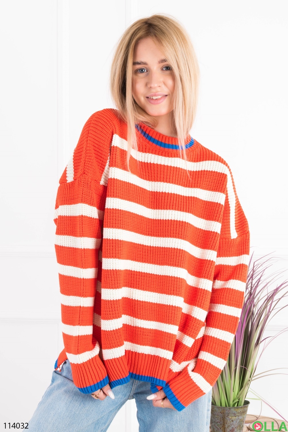 Жіночий помаранчевий светр у смужку