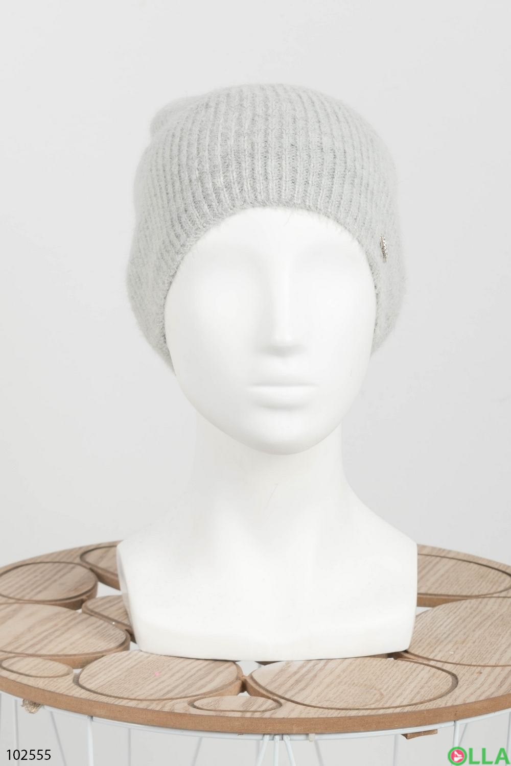 Жіноча зимова світло-сіра шапка