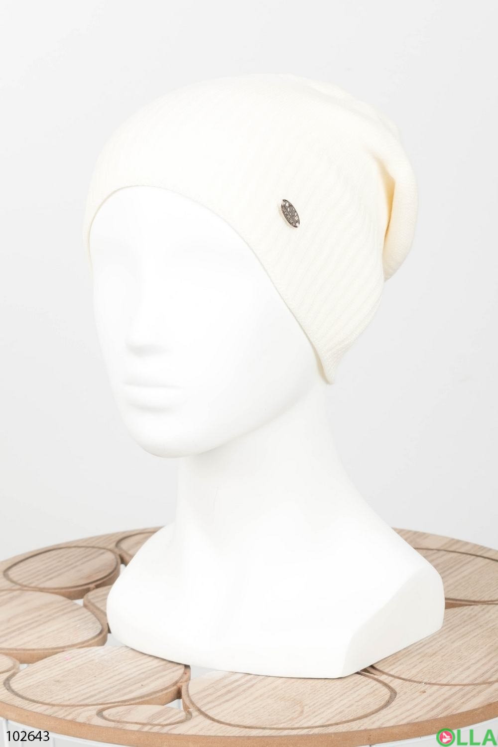 Жіноча зимова світло-бежева шапка
